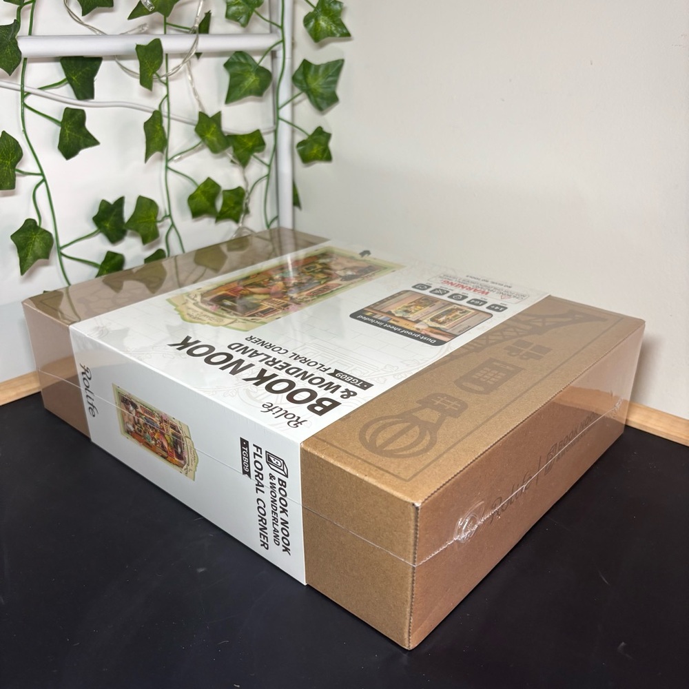 Flower Corner 164 Piece DIY Book Nook by Rolife - Picture 4 of 4